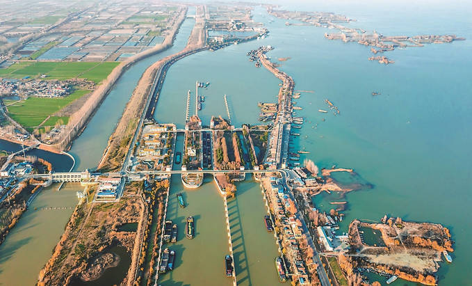 京杭大运河宿迁段皂河船闸开辟电煤运输"绿色通道",方便船只快速过闸