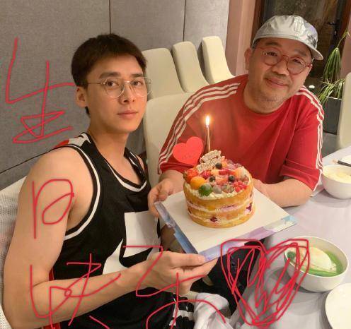 韩延,张一白晒照为李易峰庆生,三人同框超有爱,朱一龙却没反应_生日