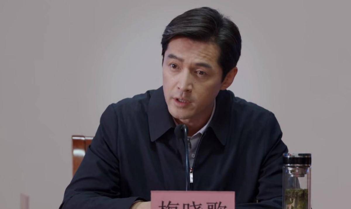 特别是三七开的长头发,试问哪个县处级领导是这样的发型