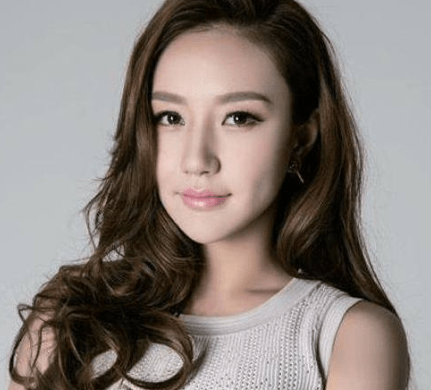韩雨芹演艺事业平平,为何得到张国立力捧_合作_干爹_女儿
