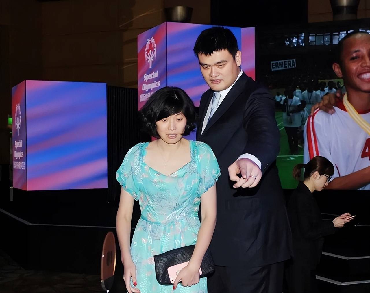 姚明和妻子叶莉现状:41岁叶莉年轻如少女,12岁女儿身高1米8_篮球_nba
