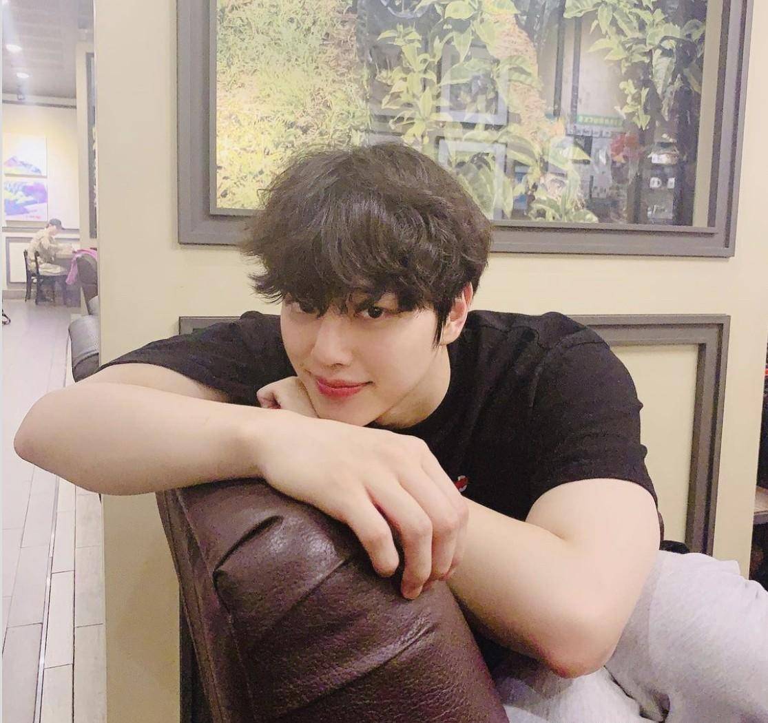 宋江在《sweet home》中饰车贤秀,在家人车祸过世后独自搬到破旧公寓