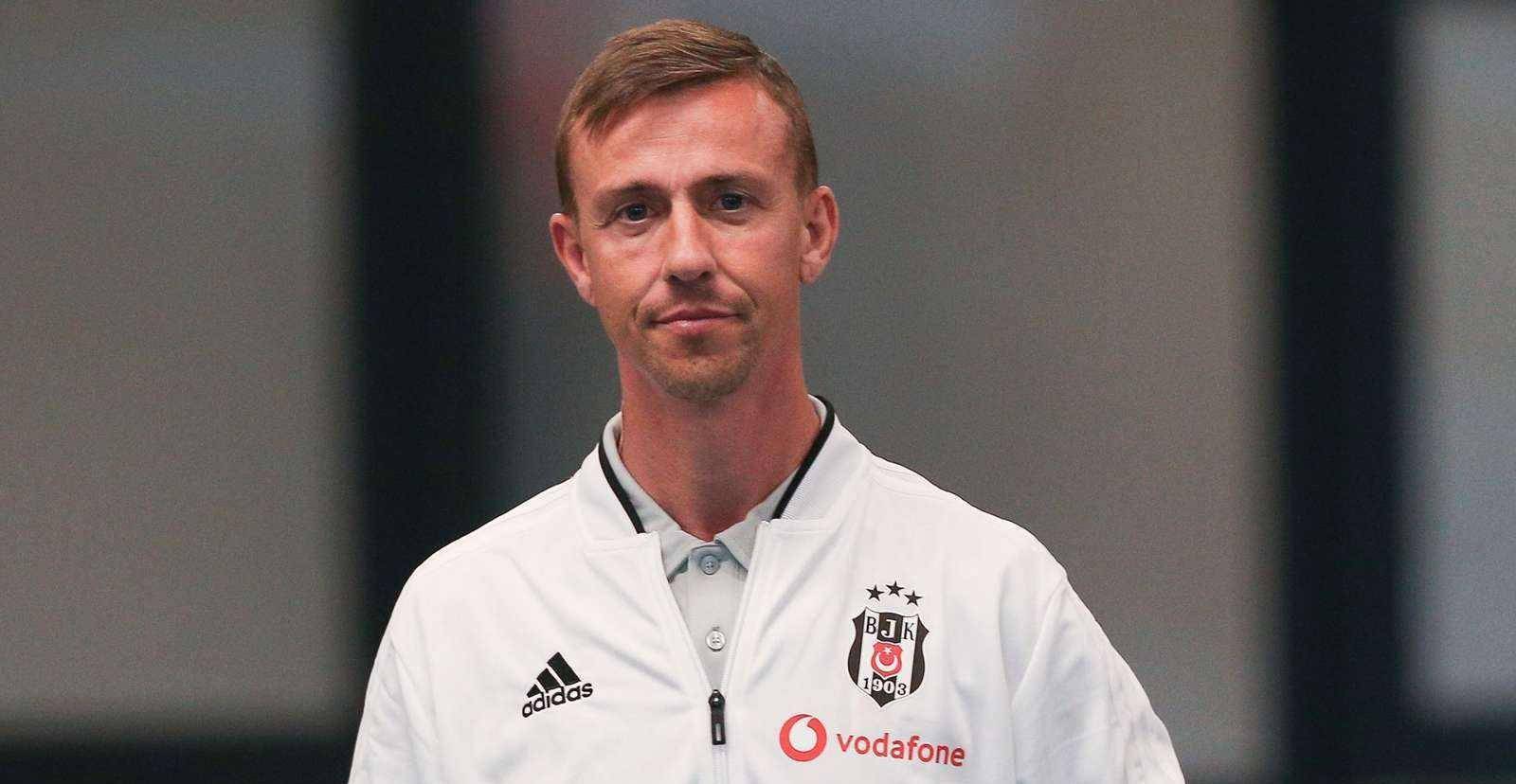 19岁进入一线队,到2010年离开皇马,_古蒂_阿尔梅里_主教练