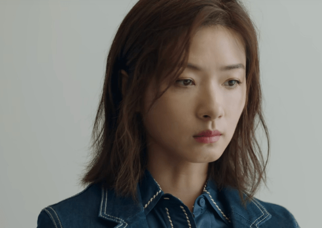 万茜饰演某公司首席商业调查师,项目被人截停,她怒气冲冲,但面无表情.