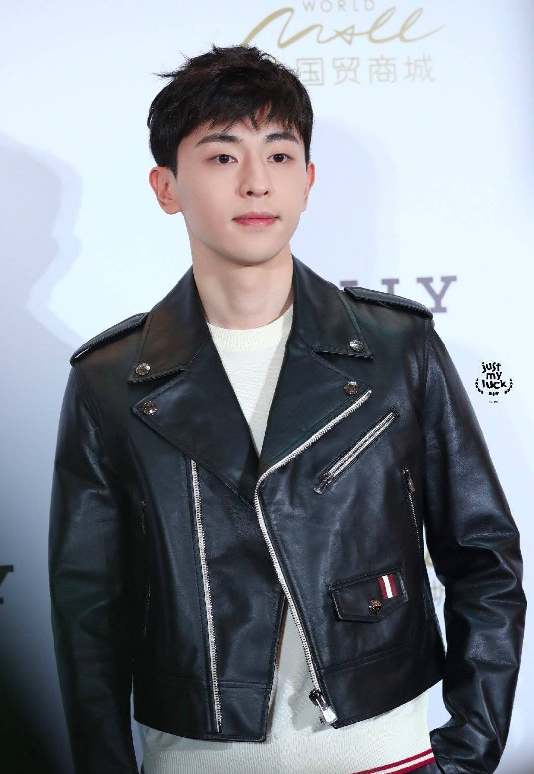 干净利落机车款皮衣,简单帅气是"冻颜"邓伦没错_时候_旭凤_郝泽宇