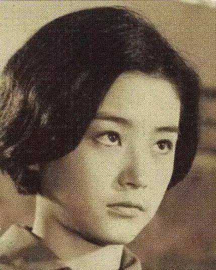 19岁的林青霞,因为出众的美貌被星探选中,出演由琼瑶同名小说改编的