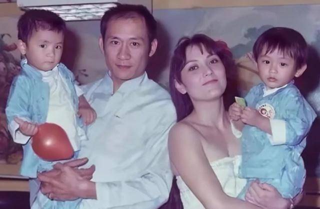 77岁老戏骨李家鼎罕见动怒!不耐烦被问家事,扬言再问要扔麦克风