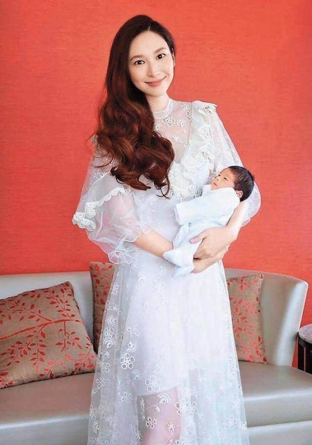 吴佩慈四年生三胎,39岁仍如少女,蒋丽莎五年生四胎,带娃辛苦!