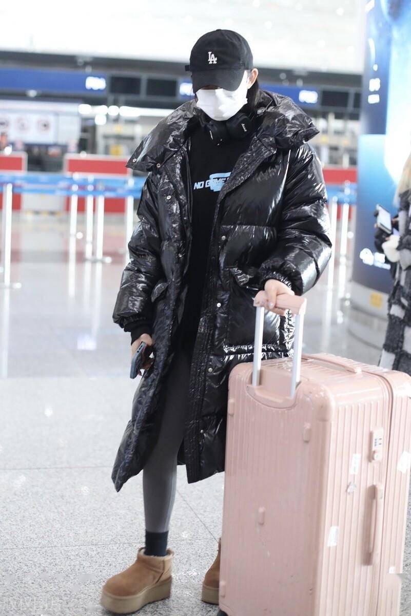 林允北京机场街拍,身穿黑色亮面长款羽绒服,搭出冬天该有的样子