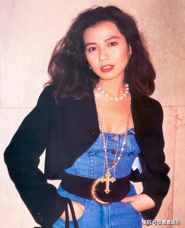 50岁叶芳华近照状态好,曾经与成龙合作《红番区》而走红