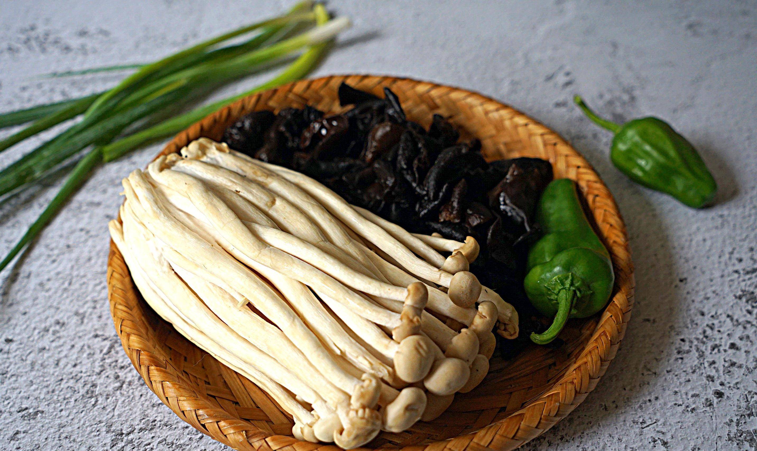 常见的吃法有煲汤,清炒,凉拌,饺子等,黑木耳和白玉菇也是最佳搭配.