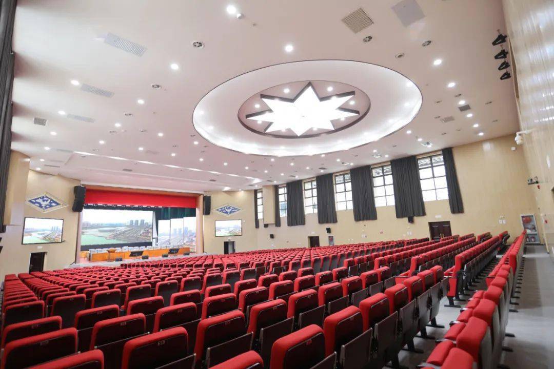 大礼堂大厅可同时容纳近千人,不管是会议还是各类综合性文艺演出及