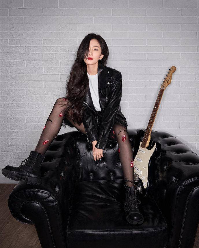 35岁杨幂登时尚杂志,奢侈品加身气场强大,迷离眼神纯真又勾人_黑色