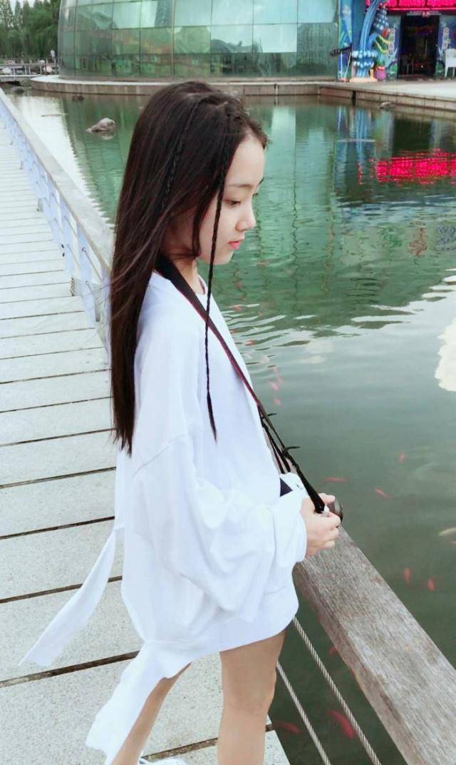 小戏骨《白娘子》中的白娘子的扮演者叫做陶奕希,她是一个长得很漂亮