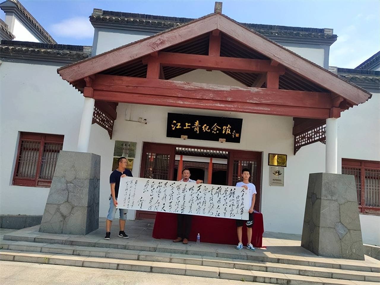 江上青葬禮:翠綠青松圍繞遺體,張愛萍致悼詞,全場戰士鳴槍悼念_革命