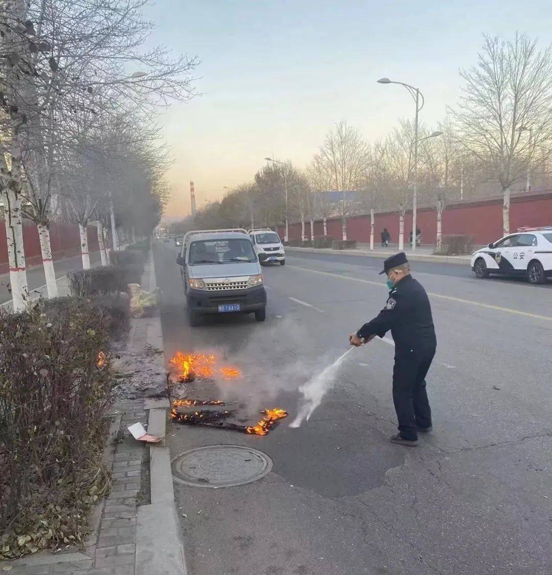 包头一皮卡车突然起火，民警判断处置！