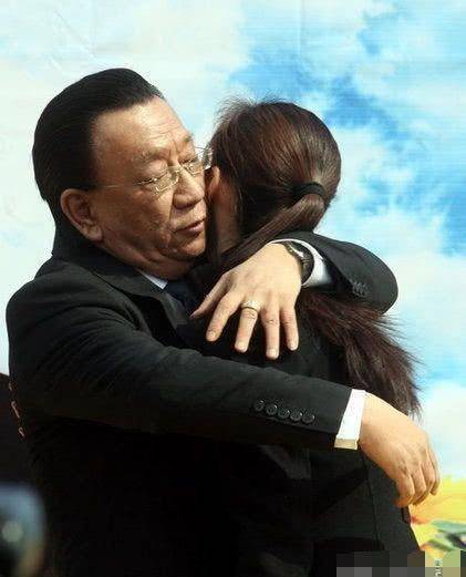 侯耀文女儿亮相郭德纲演出!两岁被父亲抛弃!还被侯耀华抢遗产!