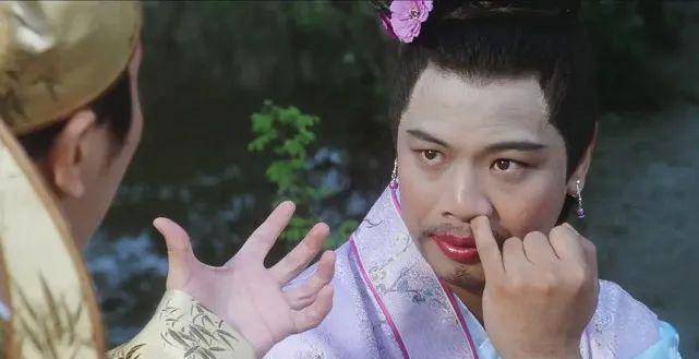 一提起如花,脑海中立马就会浮现出那个挖着鼻孔,转身回眸一笑的经典