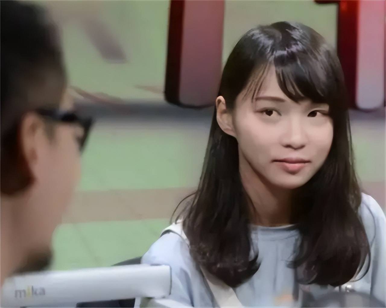 20年,鼓吹"香港人并非中国人"的周庭被判入狱,当庭假哭博同情_黄之锋