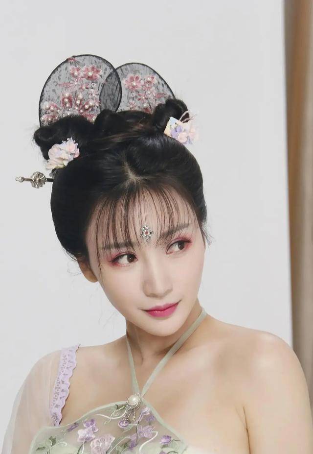 看完柳岩的这组初春薄纱古装照,春天的气氛立马就有了