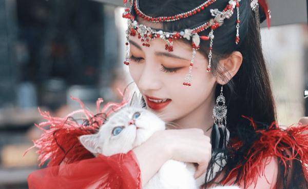 鞠婧祎《花戎》红衣异域风路透,她此次的造型有多惊艳?