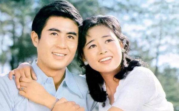 老戏骨郭凯敏一婚和张芝华恩爱十年,二婚转身娶尤勇前妻刘晓春,后来