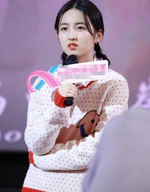 鞠婧祎针织衫配纱裙,撞衫张子枫!一个娇俏一个清甜,谁更美?