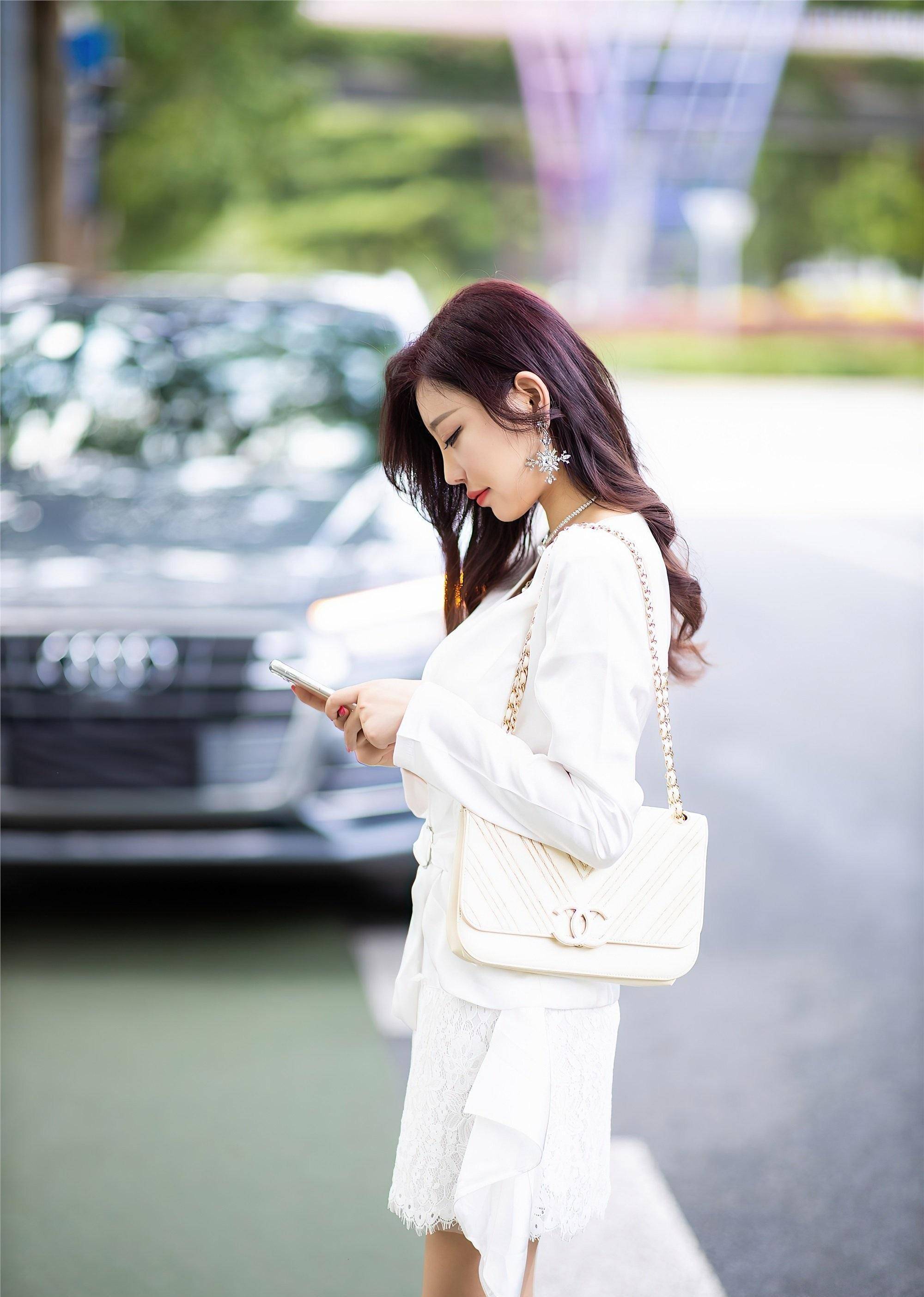 白色时尚短裙配上一双白色恨天高让美女的气质瞬间达到顶点_的设计_高