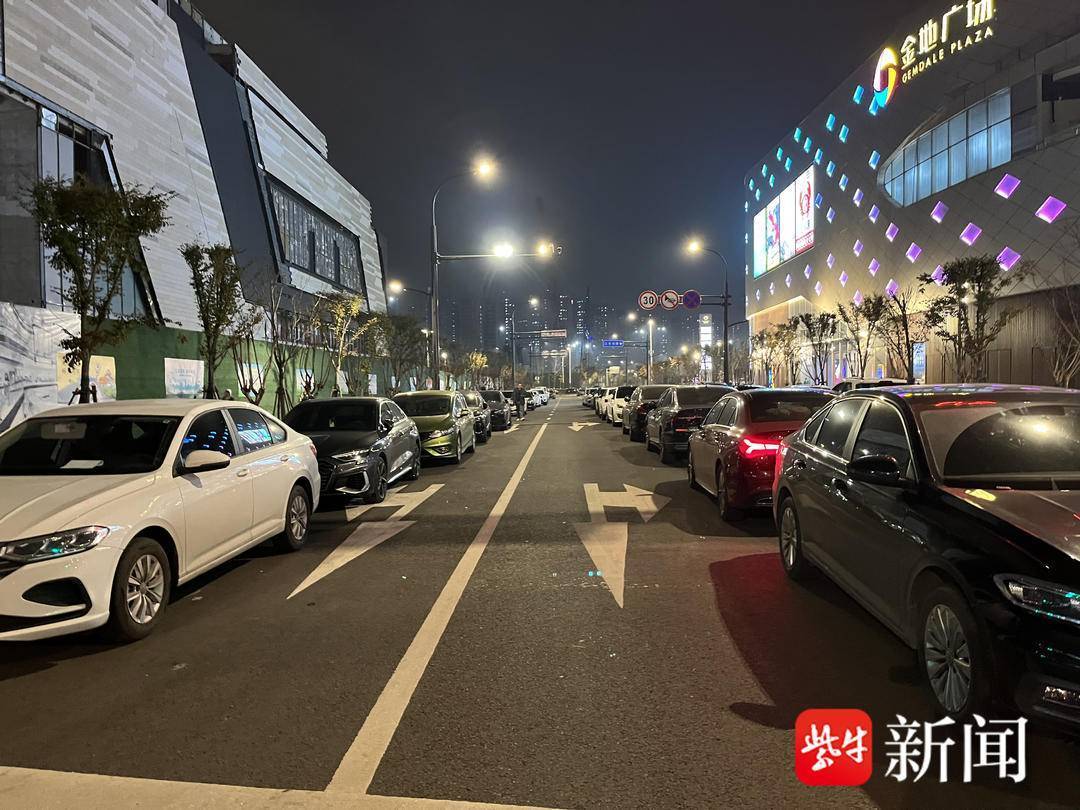 附近青莲街的路边也停满了车辆记者进入公寓发现,公寓内电梯里从负一