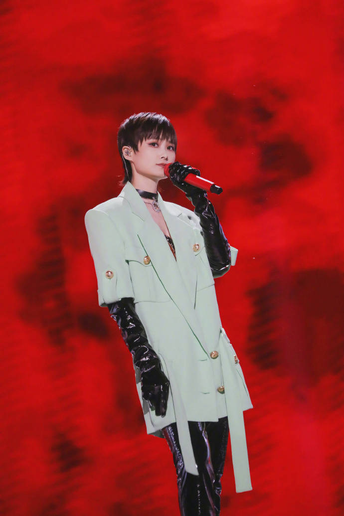 好声音总决赛,李宇春她又双叒叕穿着balmain亮相,2021早春系列上身