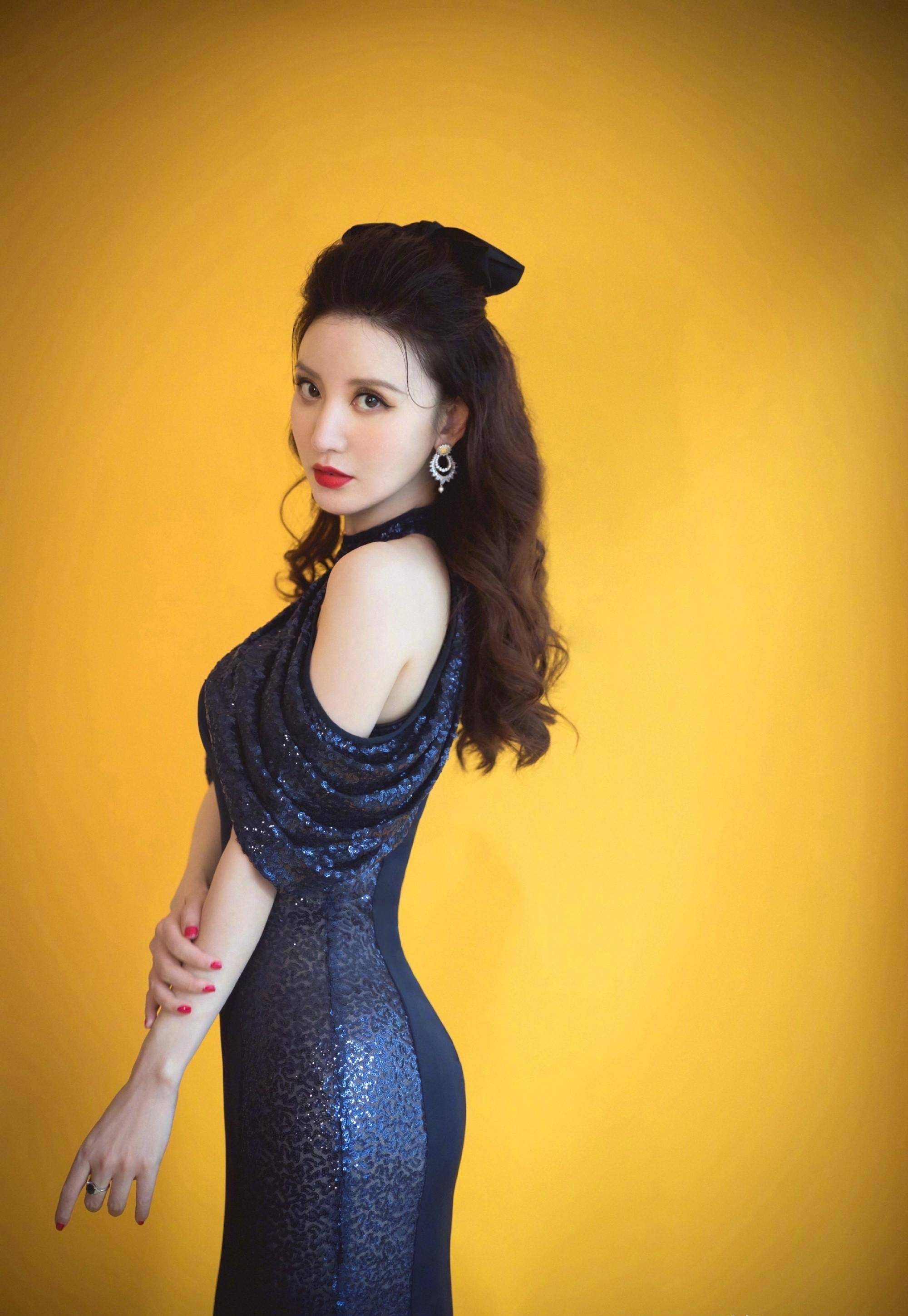 张萌成"人间反光板"!