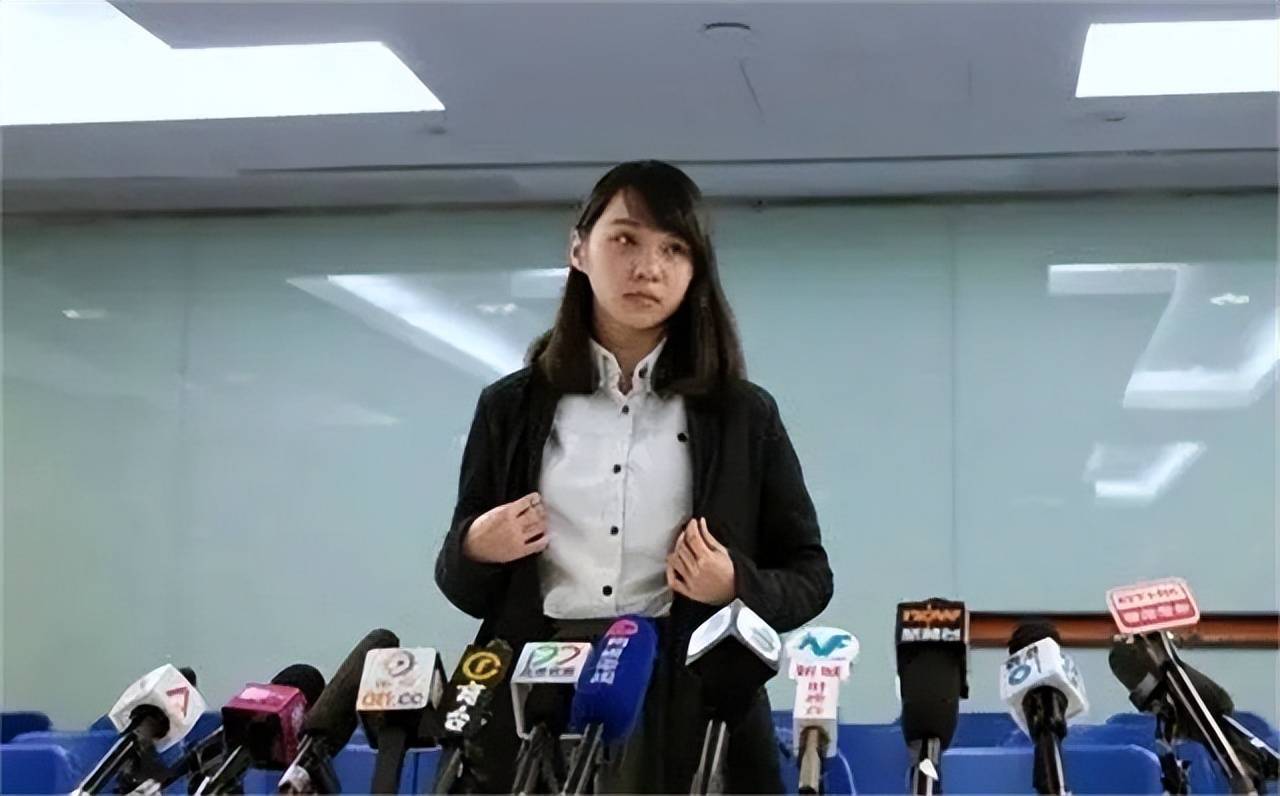 20年,鼓吹"香港人并非中国人"的周庭被判入狱,当庭假哭博同情_黄之锋