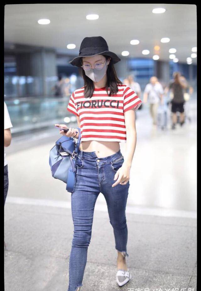 金晨嫌裤腰不够低,还要故意系错一颗扣子?网友:腰挂得住吗?