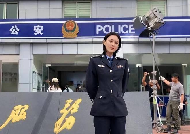 女星穿警服,李沁可爱,杨蓉版警察,看到张馨予:当之无愧的军嫂