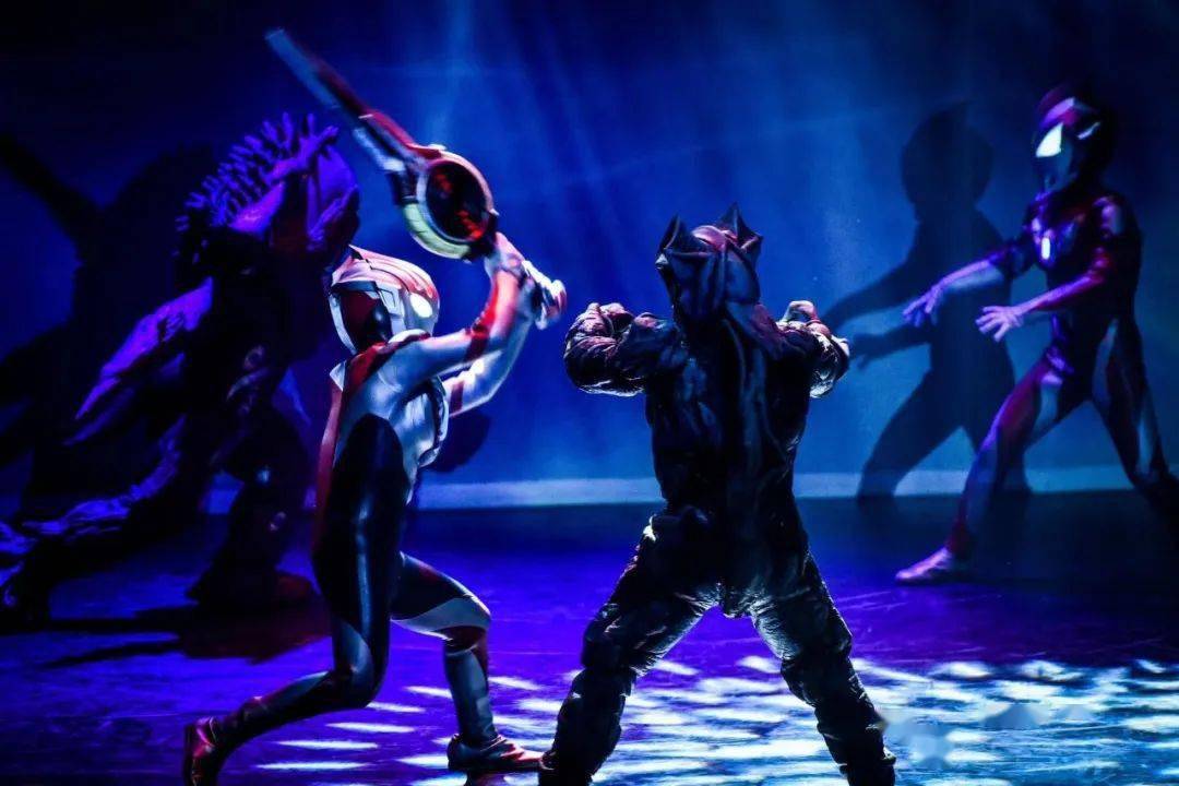 在被托雷基亚追杀之际,正是奥特战士们保护了她.