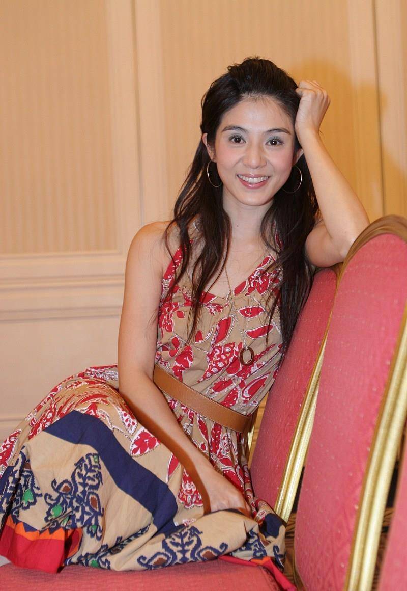 杨采妮:放弃吴奇隆,为何嫁分手多年前男友?婚礼上却又哭起来了