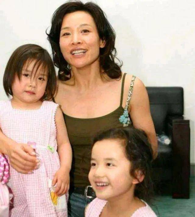 就在前段时间,就因"转让"养女事件,陈冲这个老艺术家也翻车了_孩子