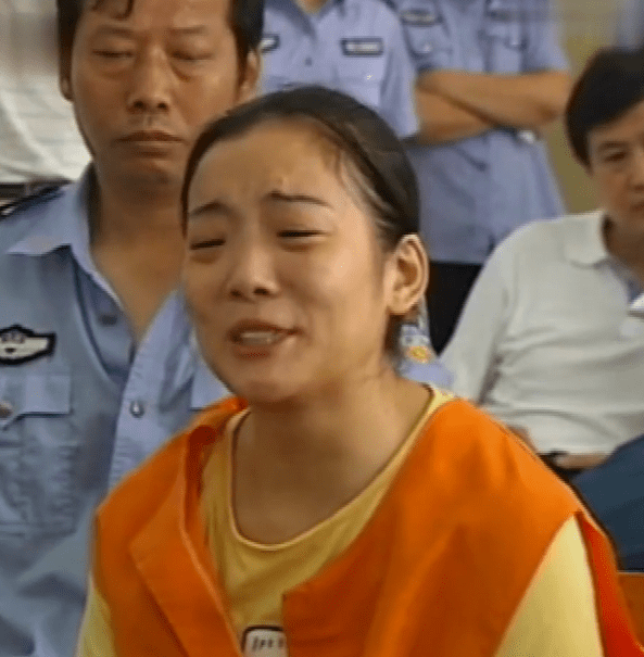 "最丢人女囚"法院说谎被揭穿,现场狂飙演技,判死刑当场吓傻_梁红亚