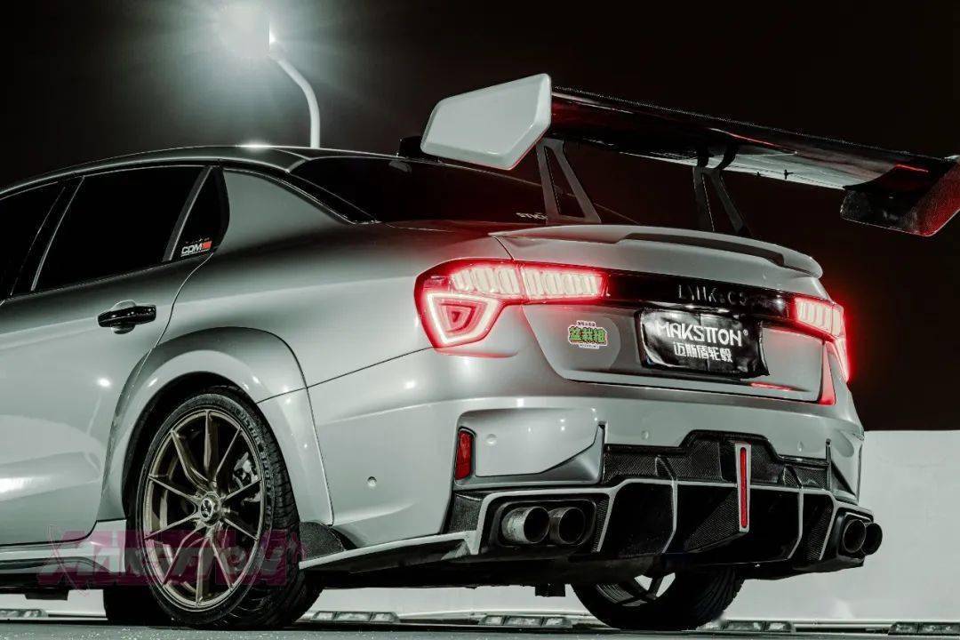 全车国产改件的领克03,尾翼大到能和小姐姐一起坐在上面吃饭_搜狐汽车