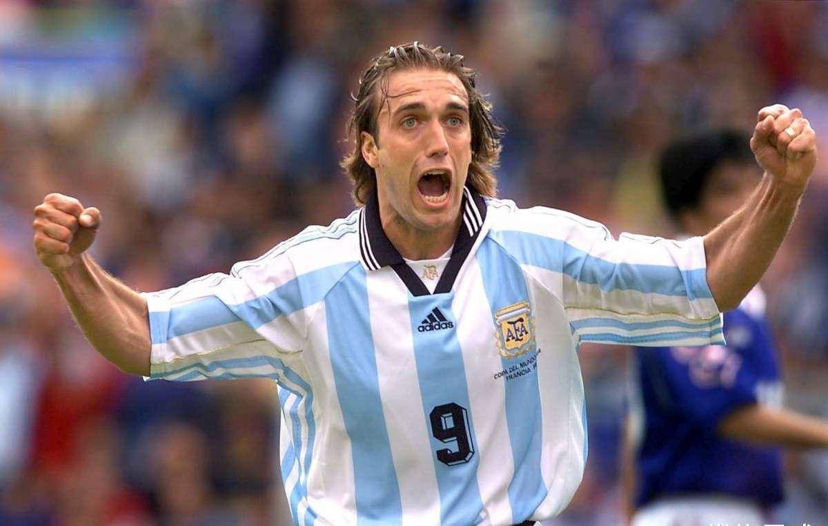 巴蒂斯图塔手持9号亮相,助力世界杯,永远的阿根廷战神