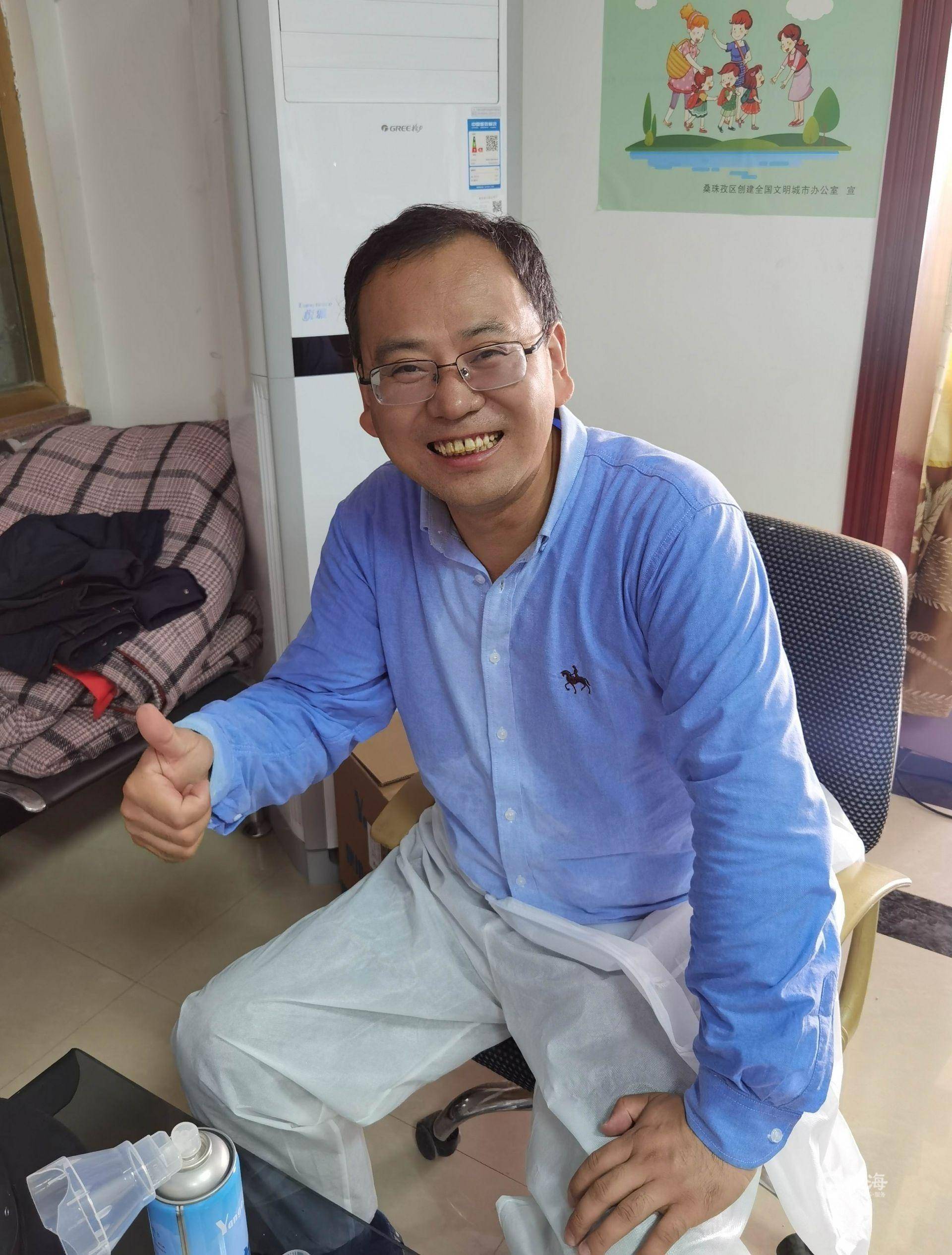 脱下防护服后全身湿透的青岛援藏组副领队,桑珠孜区委常委,副区长张本