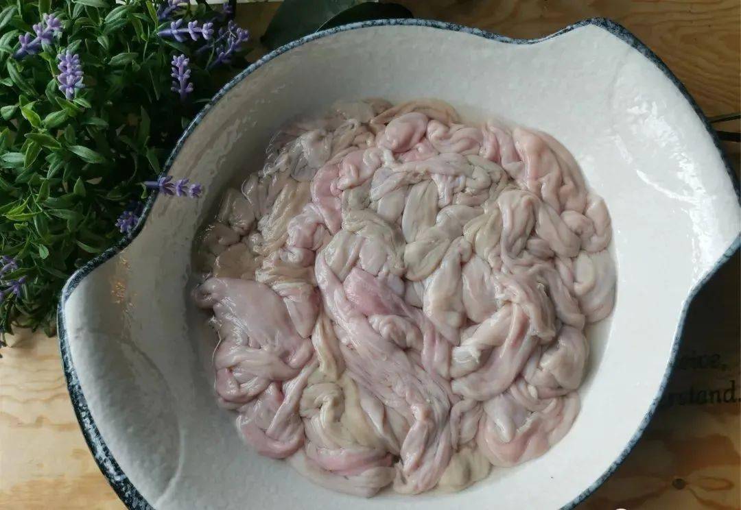 今天分享一道冬季下酒硬菜,用苦肠和大蒜一起烧制的家常菜肴,蒜油香味