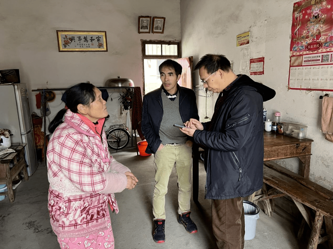 12月12日,市产投驻进贤县架桥镇土坊工作队来到所在村的脱贫户家里