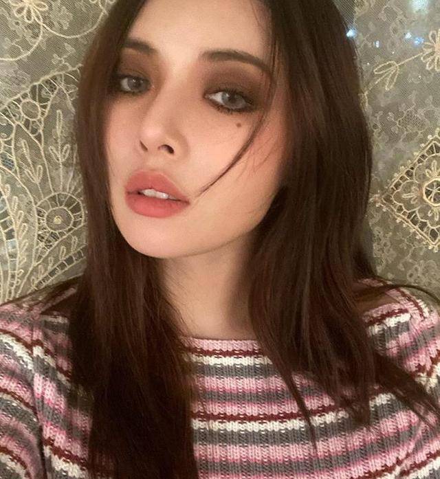 泫雅带红彩虹风后,还想带红熊猫妆,穿搭素净真不像是小野马_饱和度