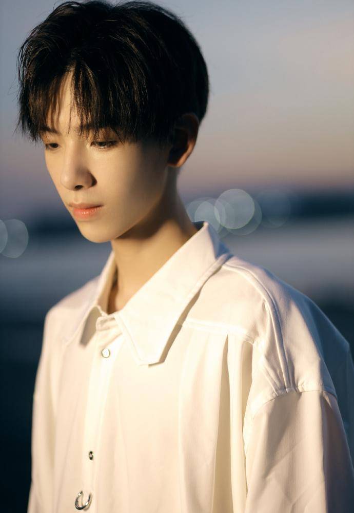 据了解,黄天崎不但更帅气了,而且身高也非常标准直逼180公分了.