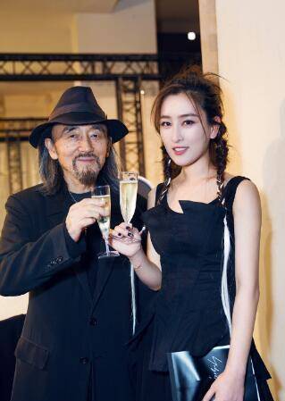 马苏人设崩塌之后,再来看马苏与圈内好友合照怎么就这么怪呢?