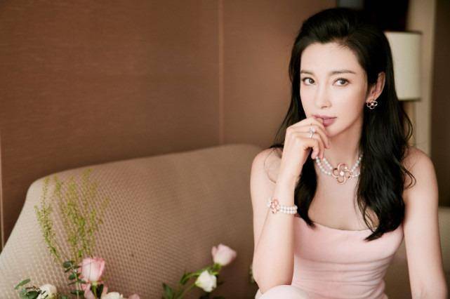 李冰冰活动生图被赞像30多,年近半百状态绝佳,戴珠宝钻戒显贵气_照片