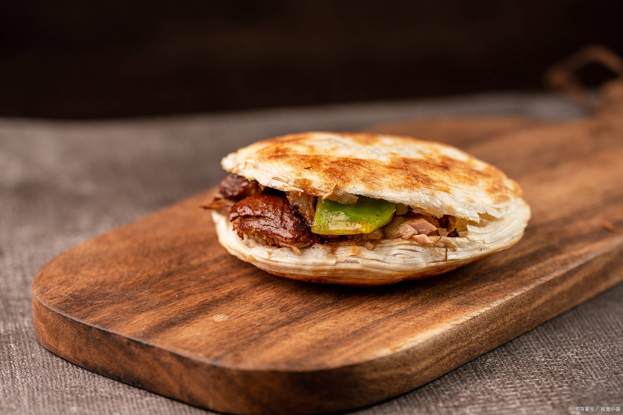 编辑西安的各色烤肉堪称是中国版的"土耳其烤肉",而它的肉夹馍则是