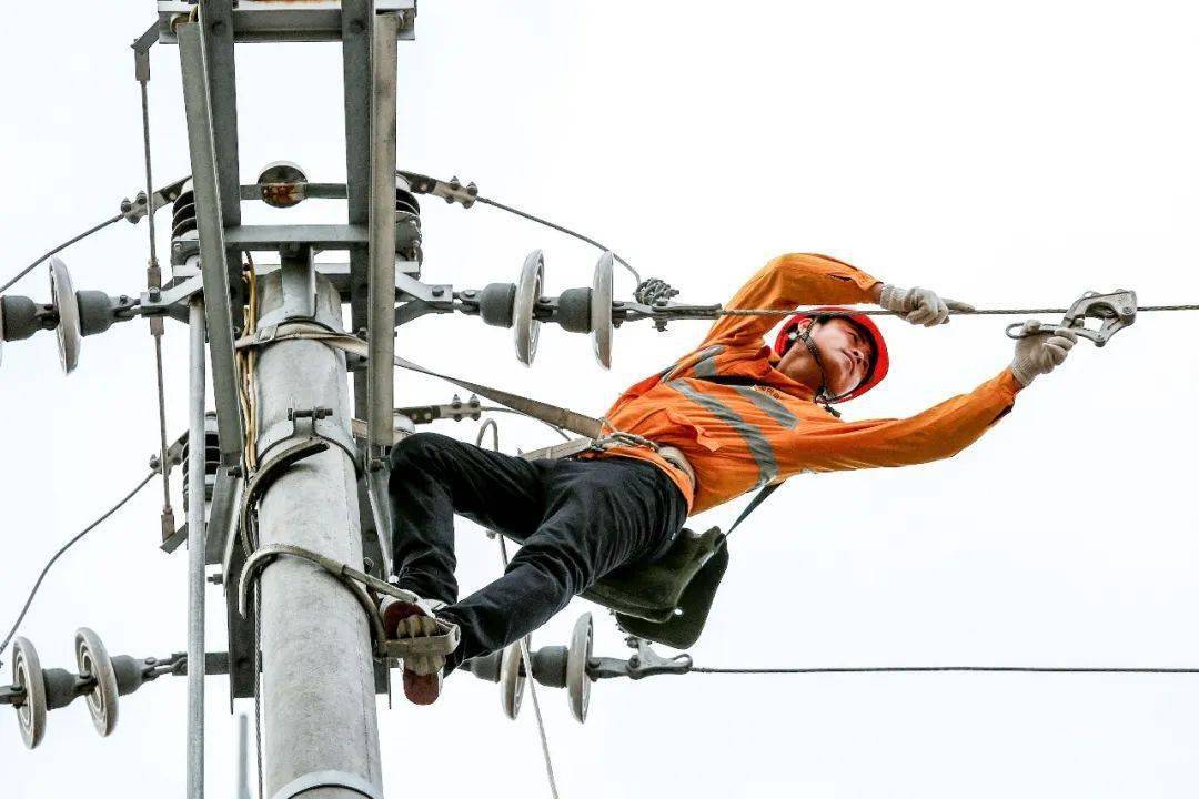 点击查看相似度铁路电力线路工在空中往往需要舒展全身作业远看就如同