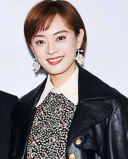 开300万豪车,背奢侈品包,网友:和你骑电动车一样_明星_什么_低调